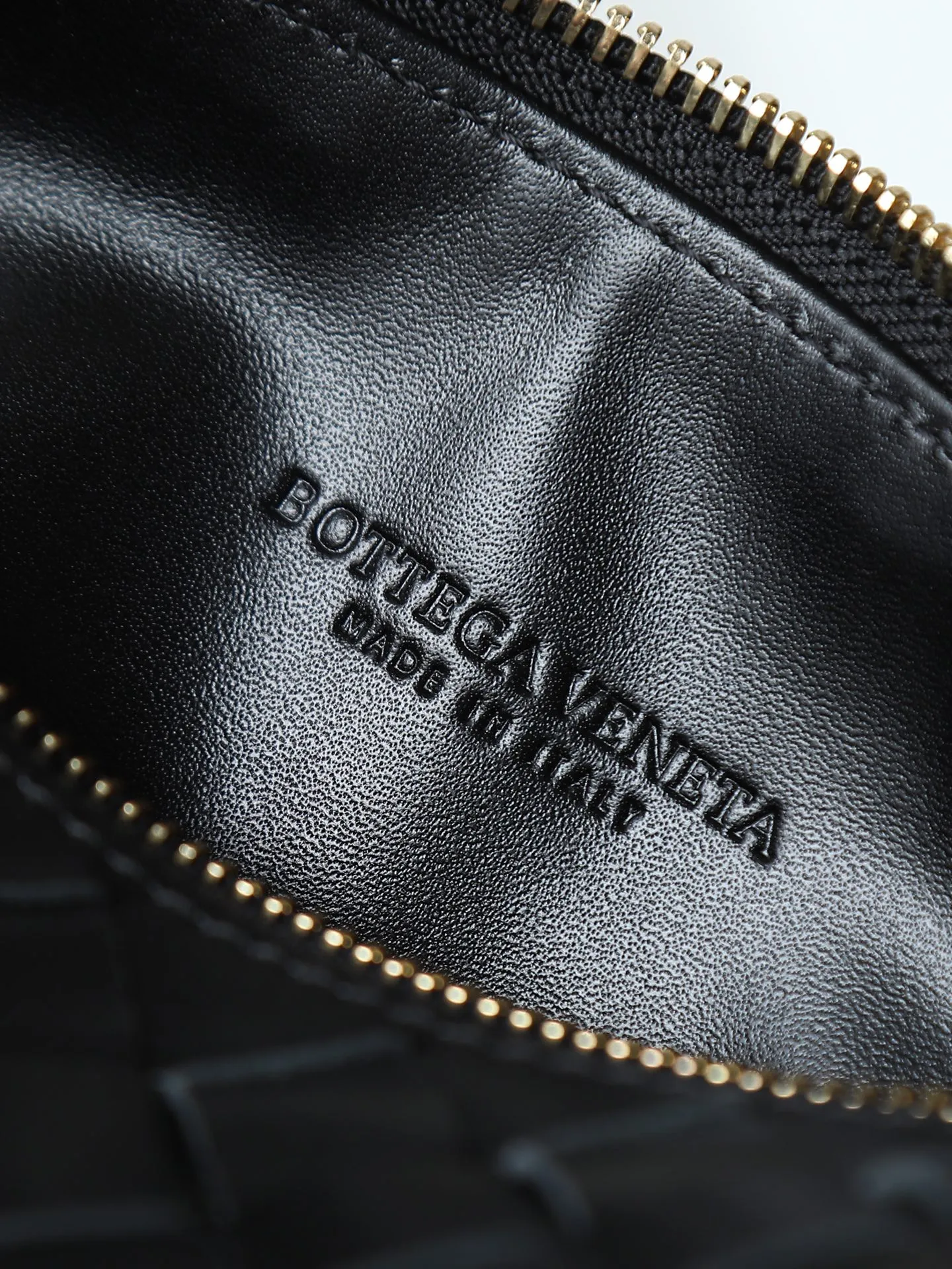 Batch 1620. A lunch bag that is predicted to be popular again this year. The entire bag is made of top-grade naa lambskin. It is very soft and lightweight. It also uses the intrecciato weaving process that the two founders spent several months developing from the beginning of the brand. It is completely hand-woven by Italian craftsmen. It perfectly reflects the craftsmanship of Bottega. The entire bag shape is also a very practical and popular lunch box bag shape. The slightly curved arc of the bag mouth can also better fit our wrists. Style number: 754443 Size: 22*13*9